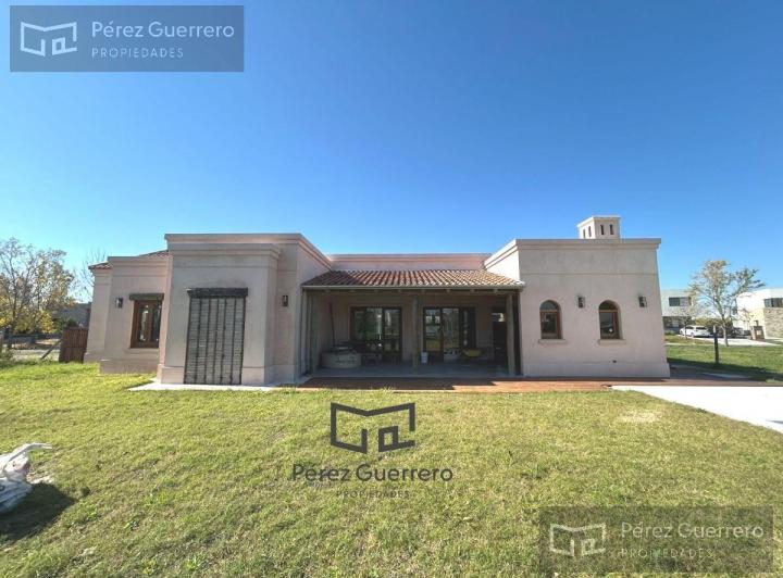 Casa · 258m² · 5 Ambientes · 2 Cocheras