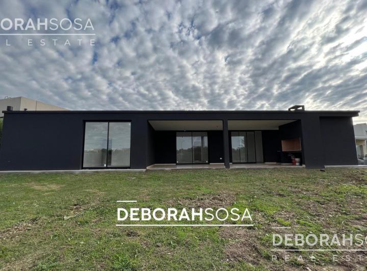 Casa · 234m² · 5 Ambientes · 4 Cocheras