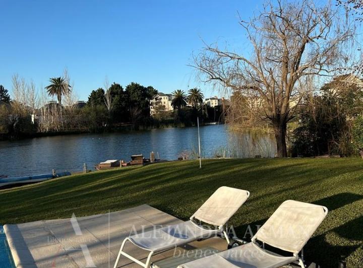 Casa · 320m² · 5 Ambientes · 1 Cochera
