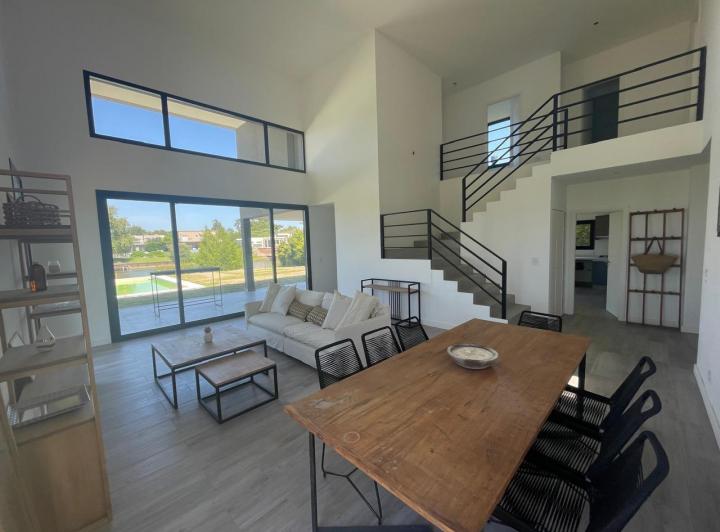 Casa · 227m² · 5 Ambientes · 2 Cocheras