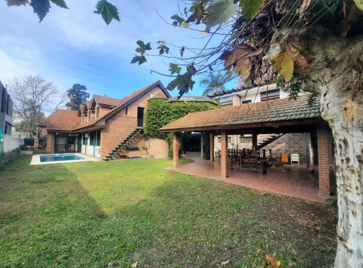 Casa · 632m² · 8 Ambientes · 3 Cocheras