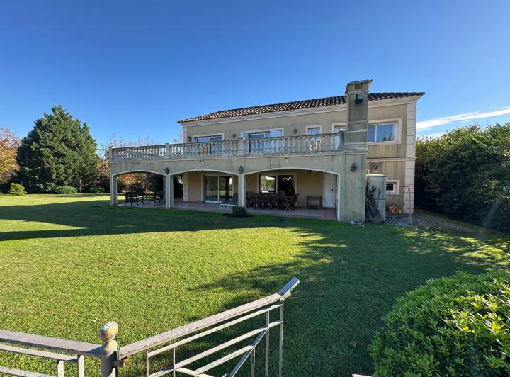 Casa · 253m² · 6 Ambientes · 2 Cocheras