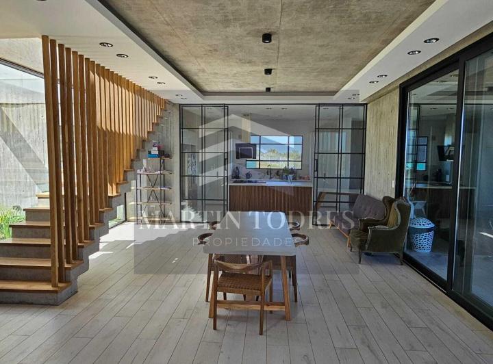 Casa · 260m² · 7 Ambientes · 4 Cocheras