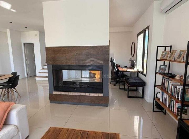 Casa · 245m² · 5 Ambientes · 4 Cocheras