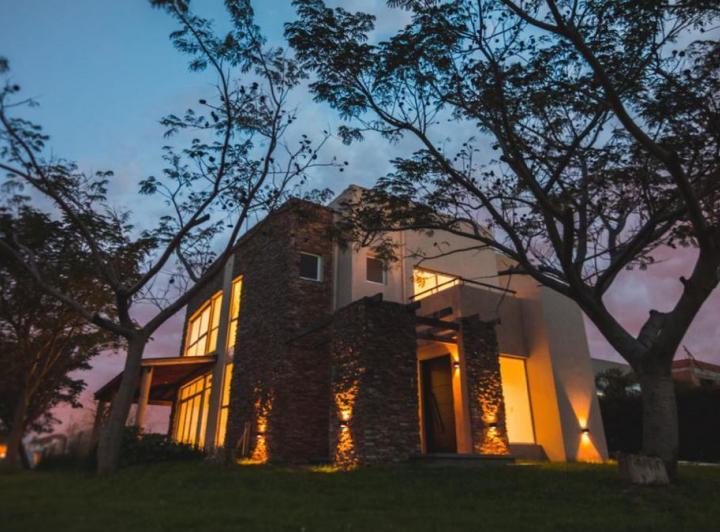 Casa · 339m² · 5 Ambientes · 3 Cocheras