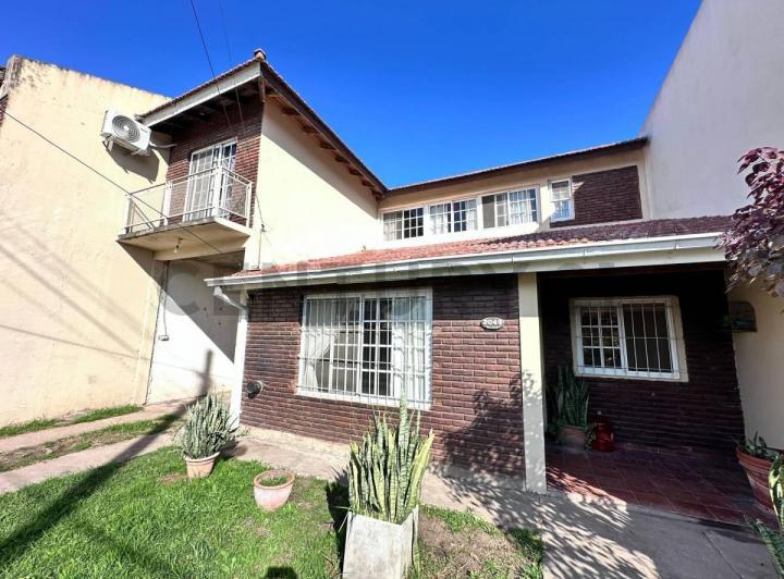 Casa · 245m² · 5 Ambientes · 2 Cocheras