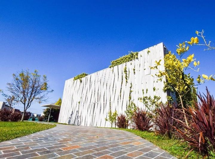 Casa · 285m² · 6 Ambientes · 6 Cocheras