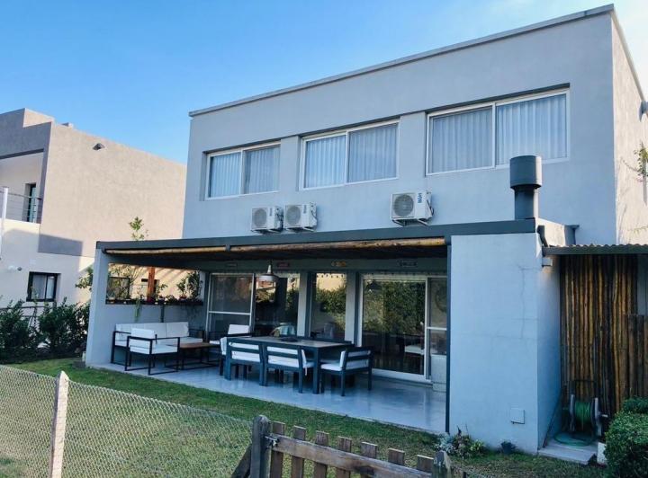 Casa · 139m² · 5 Ambientes · 4 Cocheras