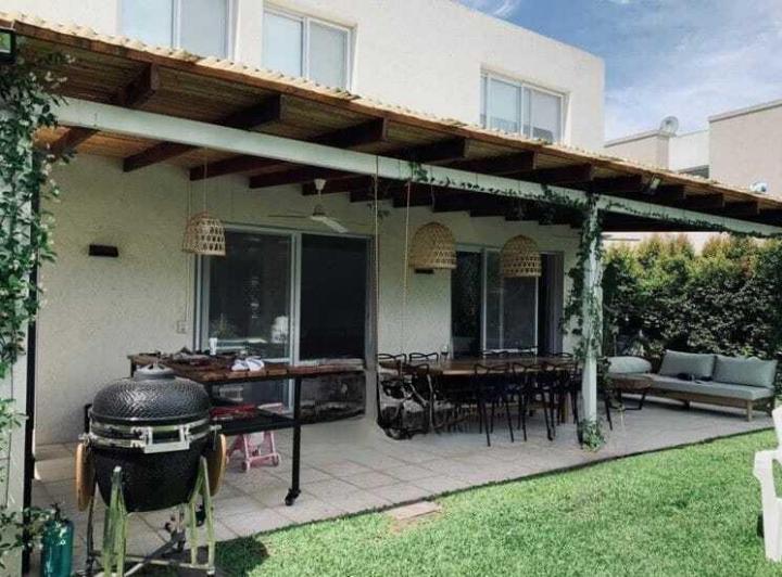 Casa · 230m² · 5 Ambientes · 2 Cocheras