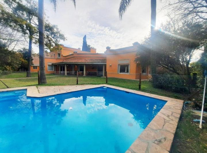 Casa · 452m² · 9 Ambientes · 2 Cocheras
