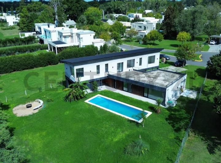 Casa · 240m² · 5 Ambientes · 2 Cocheras