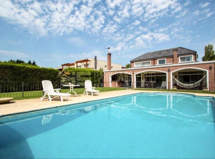 Casa · 348m² · 7 Ambientes · 2 Cocheras