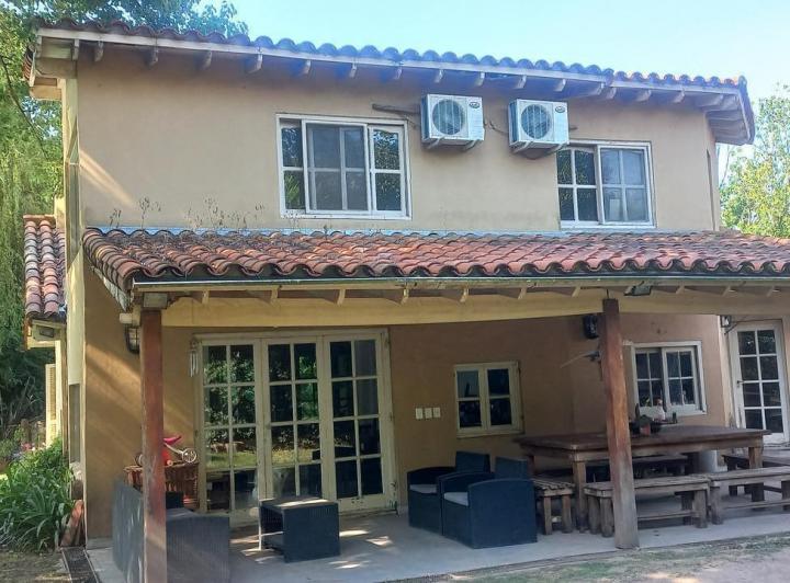 Casa · 240m² · 5 Ambientes · 2 Cocheras