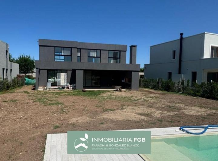 Casa · 238m² · 6 Ambientes · 2 Cocheras