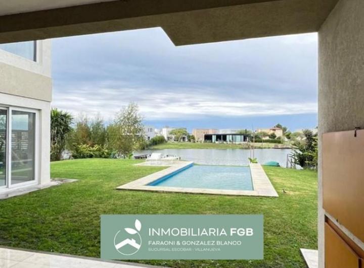 Casa · 222m² · 6 Ambientes · 2 Cocheras