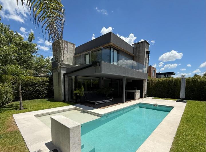 Casa · 350m² · 5 Ambientes · 4 Cocheras