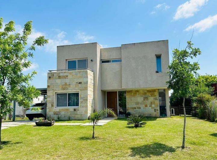 Casa · 180m² · 5 Ambientes · 1 Cochera