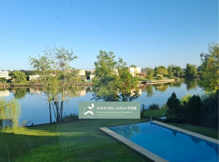 Casa · 254m² · 6 Ambientes · 2 Cocheras