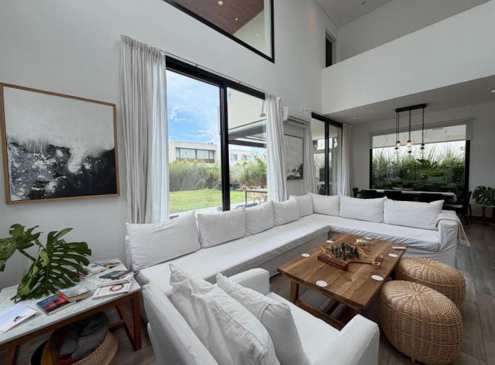 Casa · 210m² · 5 Ambientes · 3 Cocheras