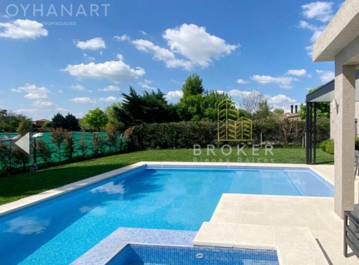 Casa · 240m² · 4 Ambientes · 2 Cocheras