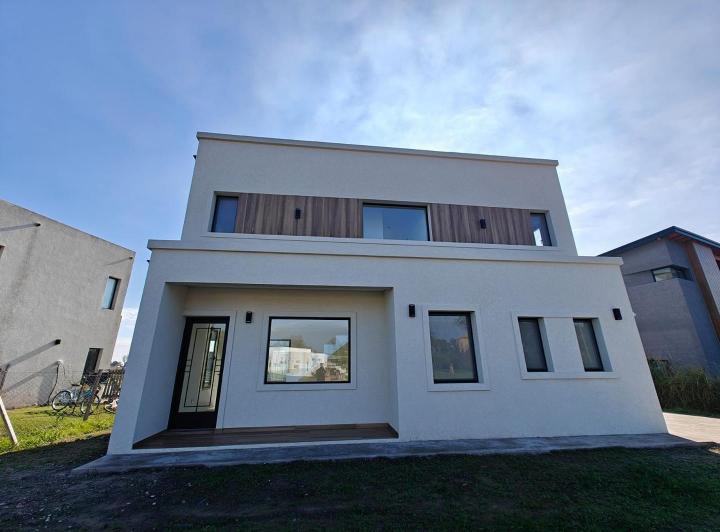Casa · 135m² · 5 Ambientes · 2 Cocheras