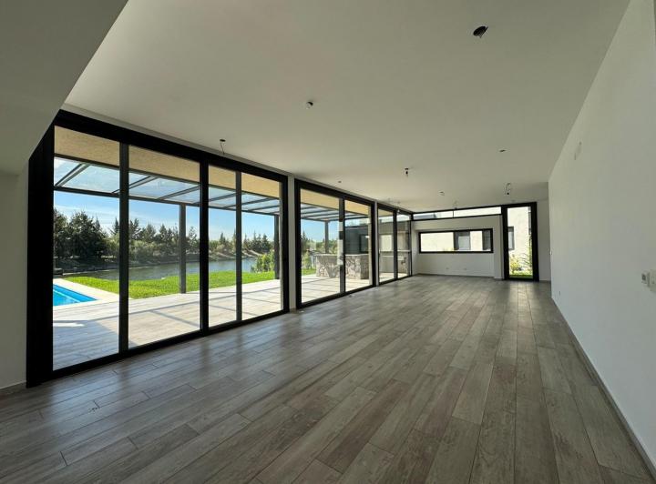 Casa · 300m² · 6 Ambientes · 1 Cochera