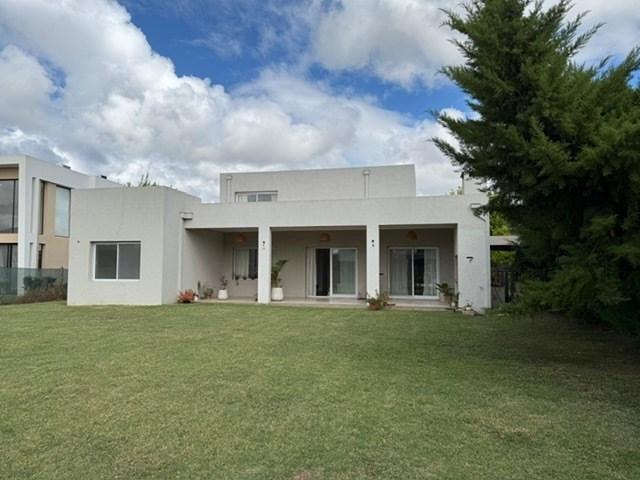 Casa · 170m² · 4 Dormitorios · 1 Cochera