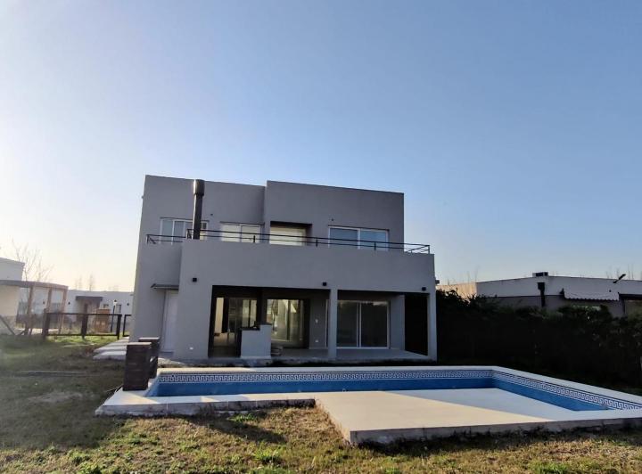 Casa · 300m² · 5 Ambientes · 4 Cocheras