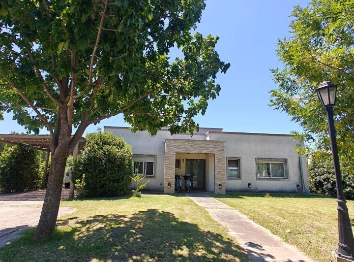 Casa · 162m² · 5 Ambientes · 4 Cocheras