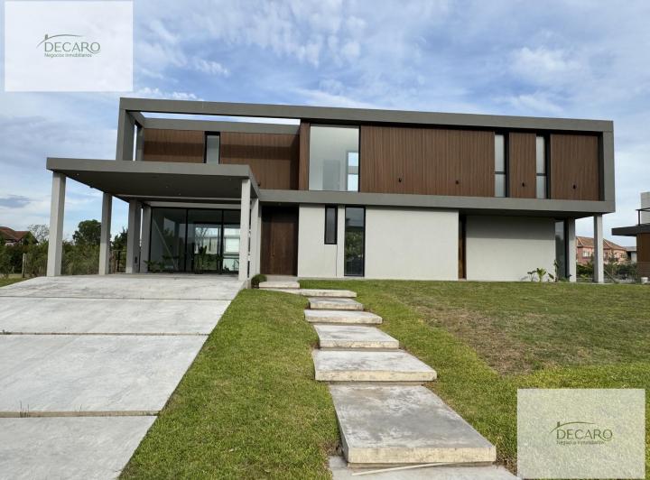 Casa · 270m² · 5 Ambientes · 9 Cocheras