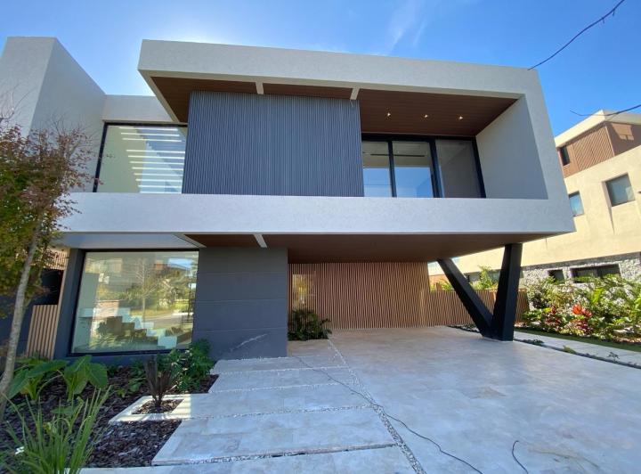 Casa · 908m² · 6 Ambientes · 2 Cocheras