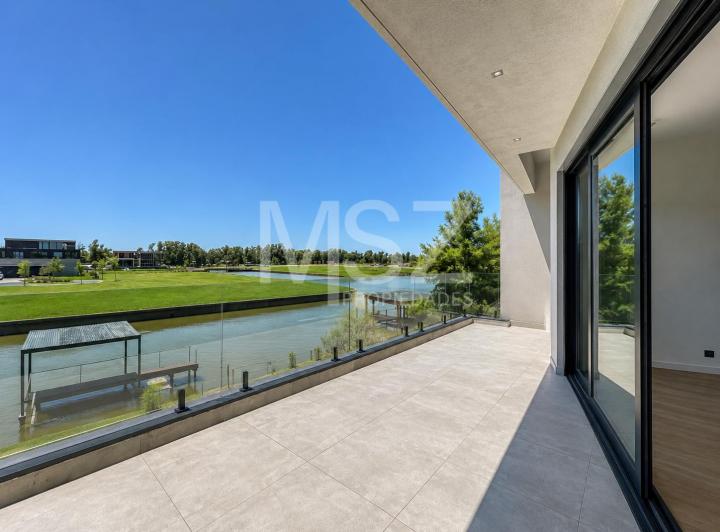 Casa · 590m² · 8 Ambientes · 2 Cocheras