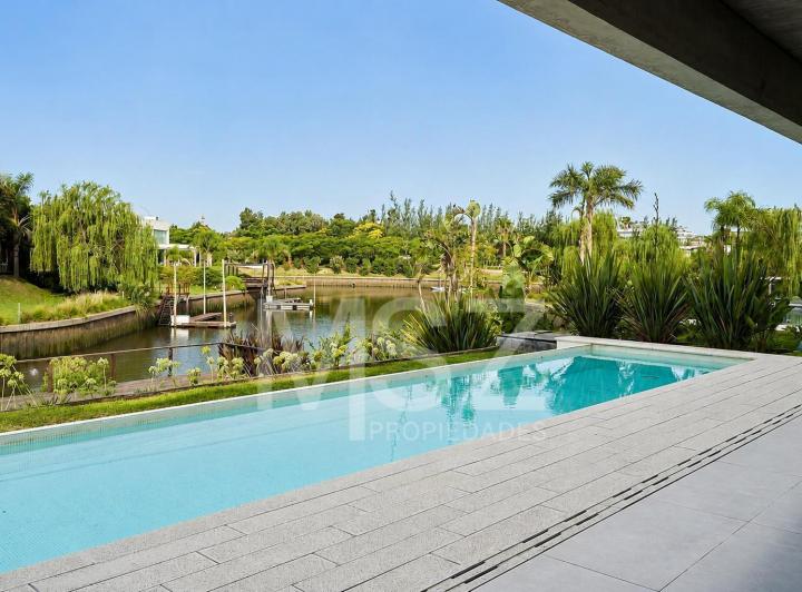 Casa · 590m² · 8 Ambientes · 2 Cocheras