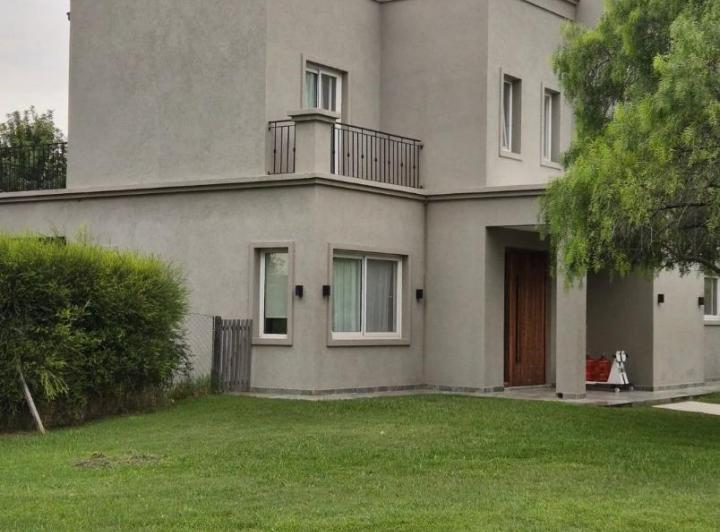 Casa · 270m² · 5 Ambientes · 2 Cocheras