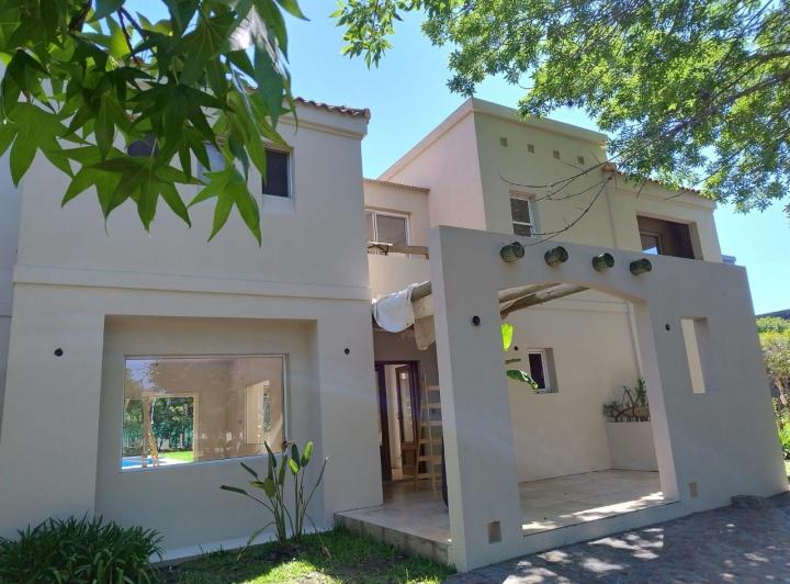 Casa · 250m² · 6 Ambientes · 2 Cocheras