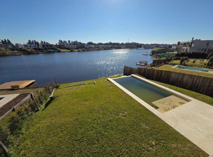 Casa · 239m² · 5 Ambientes · 2 Cocheras