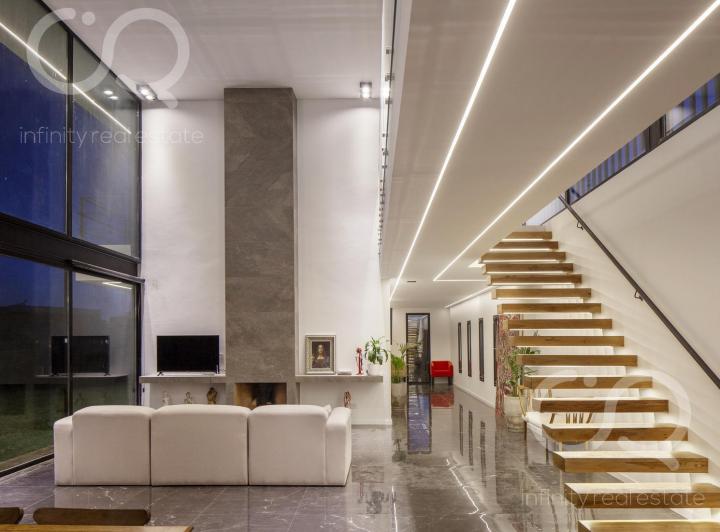 Casa · 470m² · 7 Ambientes · 2 Cocheras