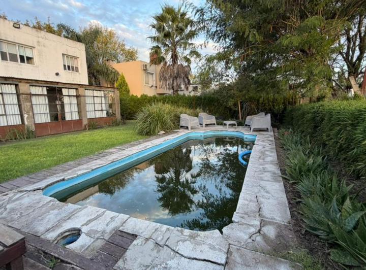 Casa · 200m² · 5 Ambientes · 4 Cocheras