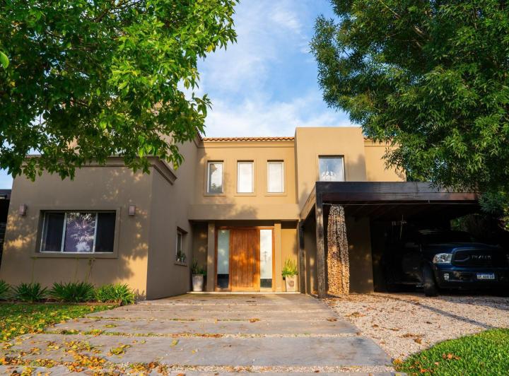 Casa · 220m² · 6 Ambientes · 2 Cocheras