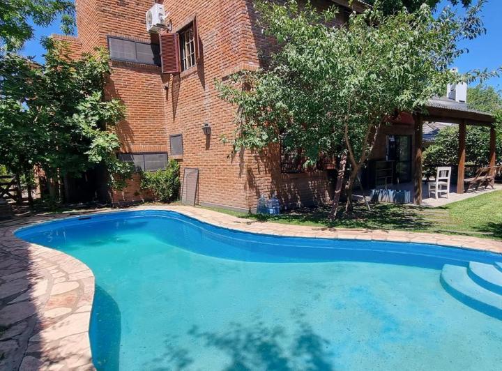 Casa · 190m² · 5 Ambientes · 4 Cocheras