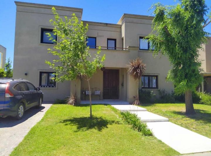 Casa · 270m² · 4 Ambientes