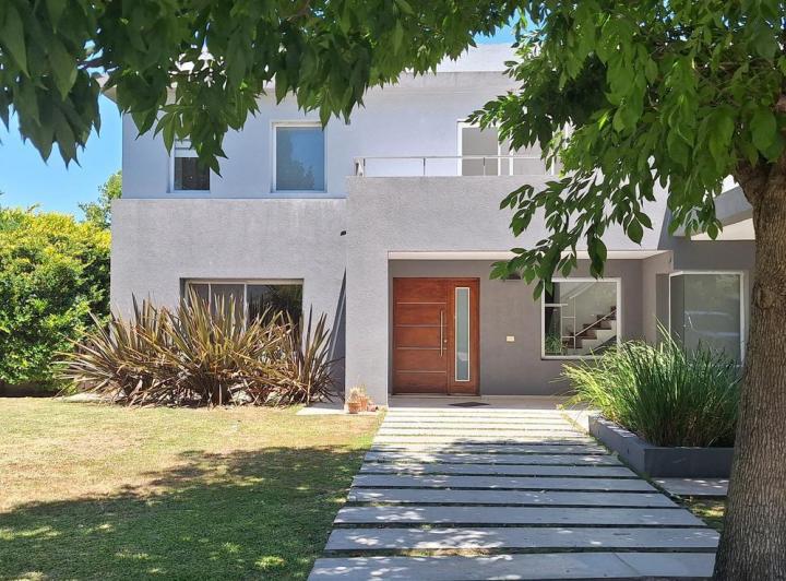 Casa · 246m² · 5 Ambientes · 3 Cocheras