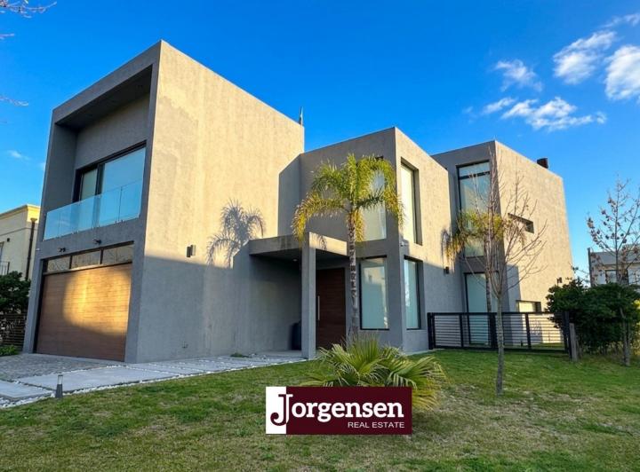 Casa · 205m² · 5 Ambientes · 1 Cochera