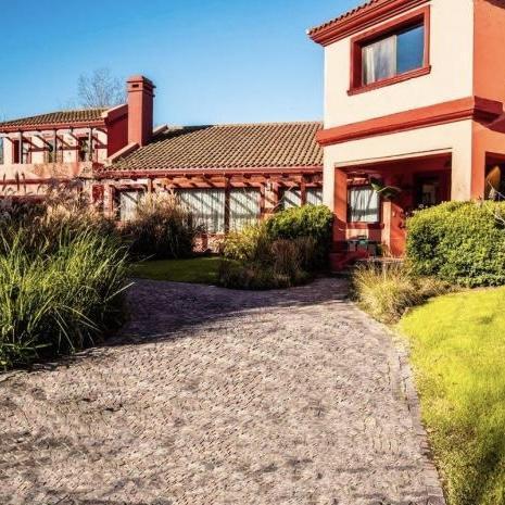 Casa · 2000m² · 6 Ambientes · 4 Cocheras