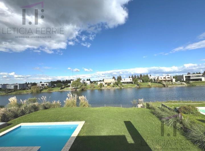 Casa · 230m² · 5 Ambientes · 3 Cocheras