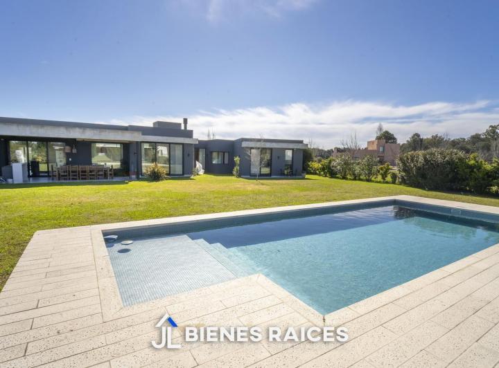 Casa · 208m² · 6 Ambientes · 2 Cocheras
