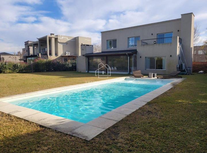 Casa · 185m² · 5 Ambientes · 2 Cocheras