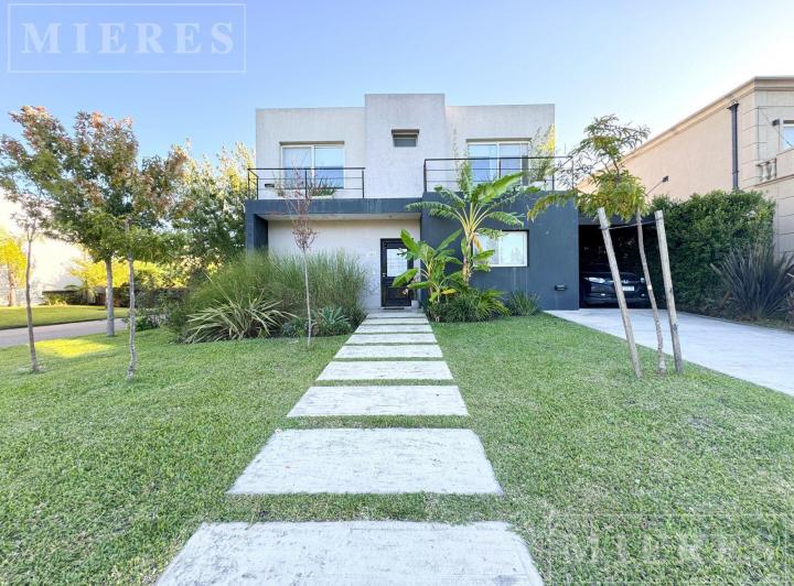 Casa · 237m² · 7 Ambientes · 1 Cochera