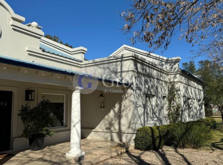 Casa · 360m² · 6 Ambientes · 1 Cochera