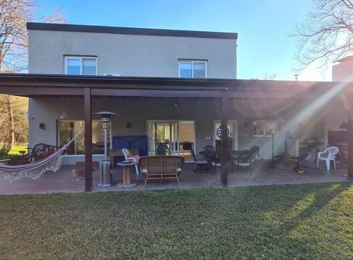 Casa · 290m² · 6 Ambientes · 4 Cocheras